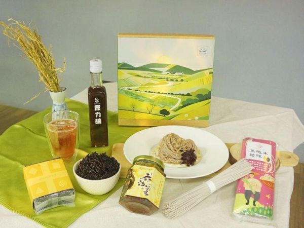 【母親節補給日】幸福台九線｜咬薑啜醋禮盒 源天然幸福台九線咬薑啜醋禮盒,咬薑啜醋禮盒,黑纖米,黑纖米麵線,清亮麻油薑,原力釀有機洛神酵醋,客家禮盒,台東特產,節慶送禮,養生禮盒,台東池上米,台灣在地農產品,健康飲食,小農直送,客委會,節慶禮盒,黑米,黑糙米,彩纖米,白米,糙米,台東伴手禮,台東特產禮盒