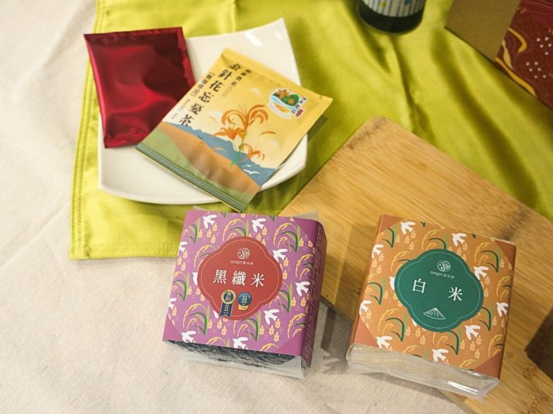 【源天然】忘憂茶米禮盒 654g｜金針花茶×台東紅烏龍×黑纖米×白米 健康無負擔米食禮盒 忘憂茶米禮盒,農村好物,米食禮盒,金針花茶,紅烏龍,茶米禮盒推薦,健康伴手禮,台灣米禮盒,祝壽米禮盒,無負擔米食,源天然禮盒,黑纖米推薦,健康送禮,台灣在地食材禮盒,茶泡飯禮盒,白米推薦,企業贈禮