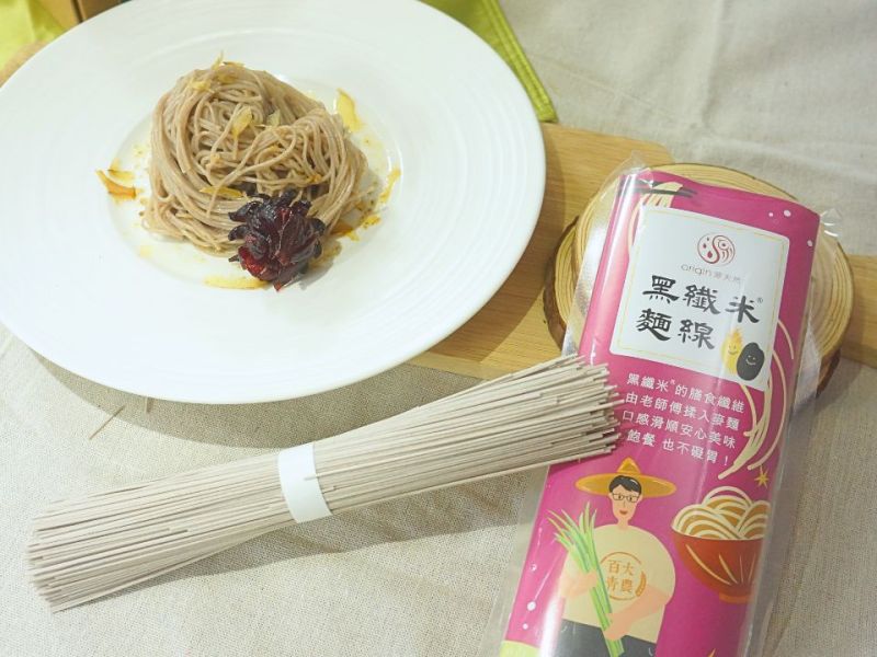 【幸福台九線】純米禮盒 源天然幸福台九線純米禮盒,源天然禮盒,禮盒,幸福台九線,純米禮盒,源天然,台東池上稻米,黑纖米,黑米,黑糙米,彩纖米,白米,糙米,黑纖米麵線,客家禮盒,台東特產禮盒, 節慶送禮推薦,養生禮盒,台東池上米,台灣在地農產品,健康飲食,小農直送,客委會, 節慶禮盒