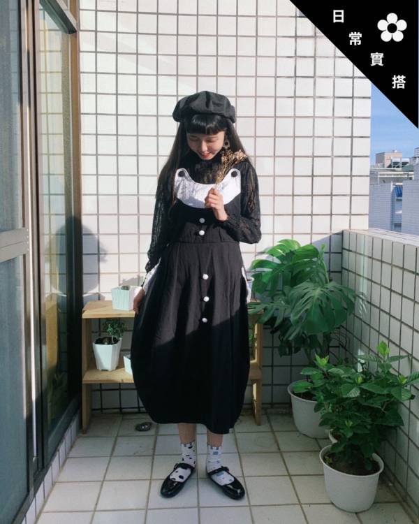 花弧黑裙裝  