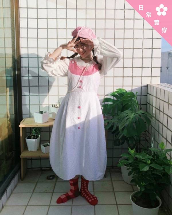 花弧粉裙裝   