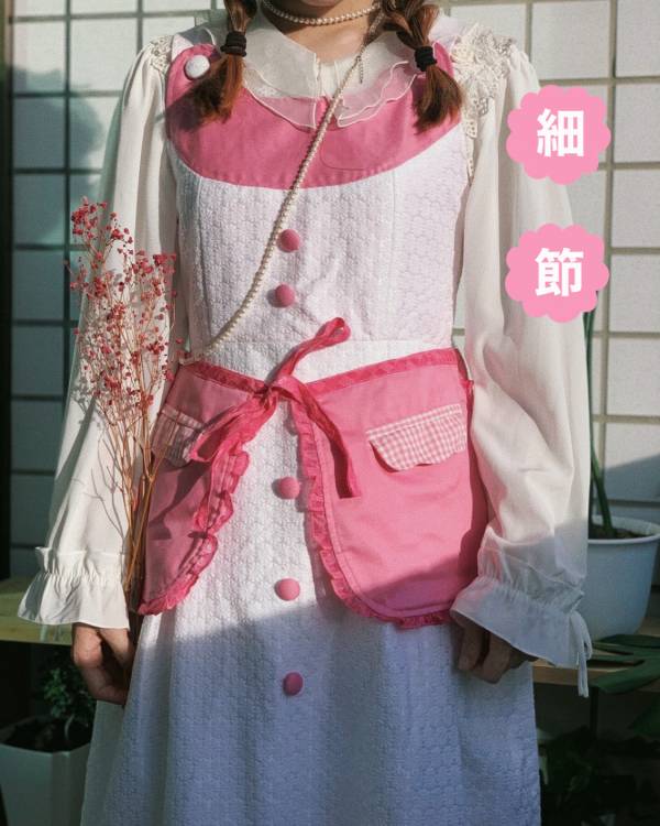 花弧粉裙裝   