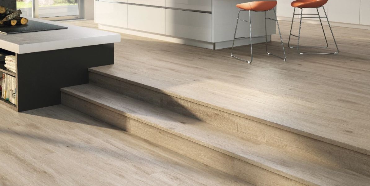 阿拉巴馬 木紋磚 品名：阿拉巴馬 木紋磚

款式：灰01、黃02、棕黃03

規格：霧面 20*120*1.05CM    14片/坪    6片/箱

厚度：1.05CM

產地：西班牙

模面：18 種