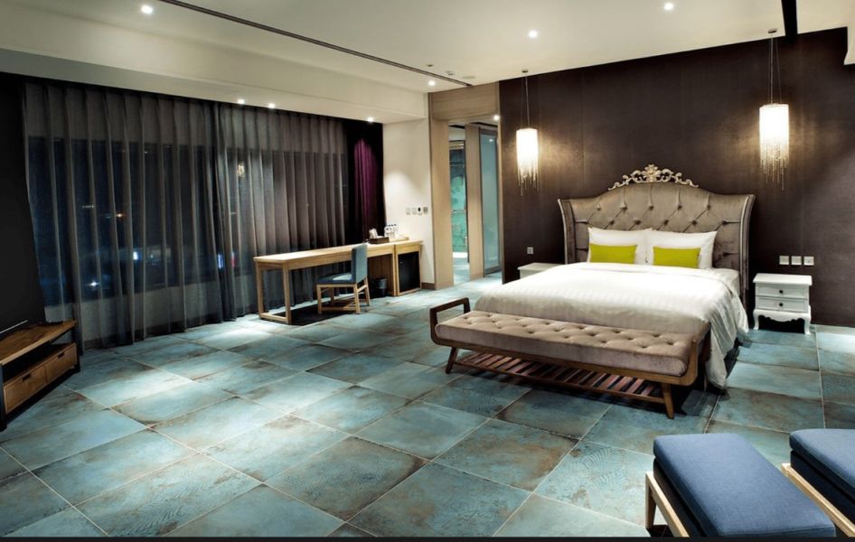 塞納河 品名：塞納河

規格：60x60CM    霧面  9片/坪   

產地：義大利

模面：素磚20種；花磚12種