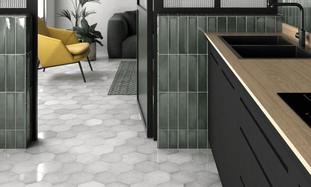 六花亭 六角磚 品名：六花亭 六角磚(霧面及亮面)

六種顏色：月牙白、深墨藍、迷霧灰、松石綠灰、海棠紅

規格：17.5x20CM    125片/坪     

產地：西班牙

模面 : 40種