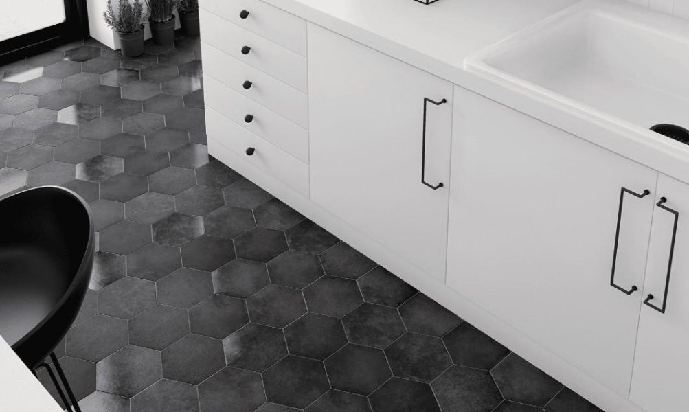 六花亭 六角磚 品名：六花亭 六角磚(霧面及亮面)

六種顏色：月牙白、深墨藍、迷霧灰、松石綠灰、海棠紅

規格：17.5x20CM    125片/坪     

產地：西班牙

模面 : 40種