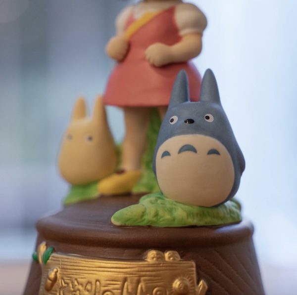 小梅和龍貓去散步陶瓷音樂盒 台南好玩.日本商品.日本正版.日本代購.日本雜貨.龍貓娃娃.宮崎駿周邊商品.魔女宅急便.神隱少女.無臉男.霍爾移動城堡.波妞.史努比.角落生物.拼圖.Peko牛奶妹.迪士尼.