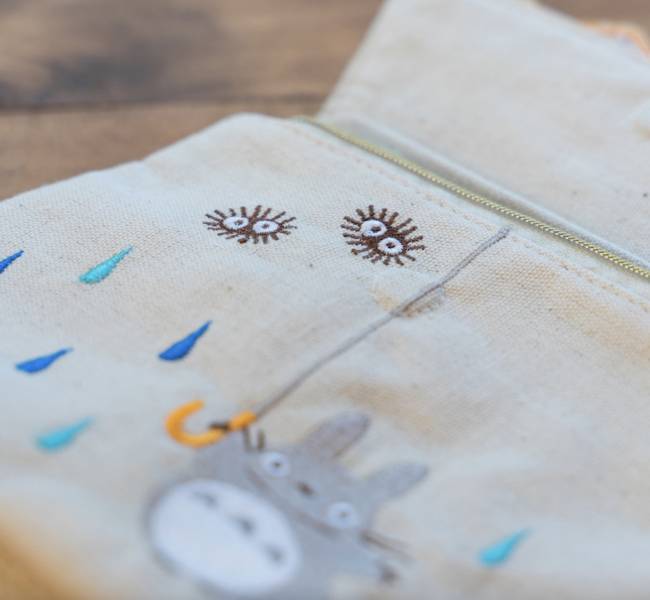 宮崎駿 龍貓刺繡造型化妝/收納包 台南好玩.日本商品.日本正版.日本代購.日本雜貨.龍貓娃娃.宮崎駿周邊商品.魔女宅急便.神隱少女.無臉男.霍爾移動城堡.波妞.史努比.角落生物.拼圖.Peko牛奶妹.迪士尼.