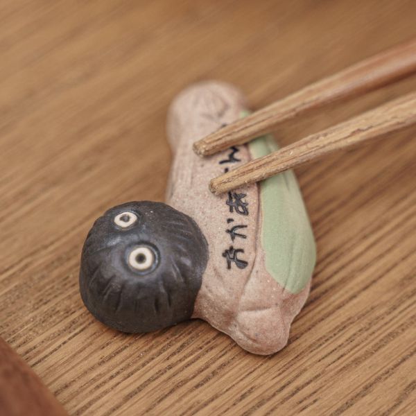 『日本製』宮崎駿 龍貓 信樂燒手工窯燒 筷架 台南好玩.日本商品.日本正版.日本代購.日本雜貨.龍貓娃娃.宮崎駿周邊商品.魔女宅急便.神隱少女.無臉男.霍爾移動城堡.波妞.史努比.角落生物.拼圖.Peko牛奶妹.迪士尼