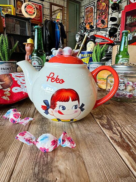 不二家Peko牛奶妹 懷舊立體糖果造型陶瓷茶壺/泡茶壺/花茶壺/奶茶壺 台南好玩.日本商品.日本正版.日本代購.日本雜貨.龍貓娃娃.宮崎駿周邊商品.魔女宅急便.神隱少女.無臉男.霍爾移動城堡.波妞.史努比.角落生物.拼圖.Peko牛奶妹.迪士尼