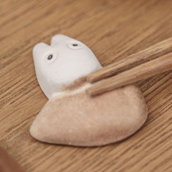 『日本製』宮崎駿 龍貓 信樂燒手工窯燒 筷架 台南好玩.日本商品.日本正版.日本代購.日本雜貨.龍貓娃娃.宮崎駿周邊商品.魔女宅急便.神隱少女.無臉男.霍爾移動城堡.波妞.史努比.角落生物.拼圖.Peko牛奶妹.迪士尼