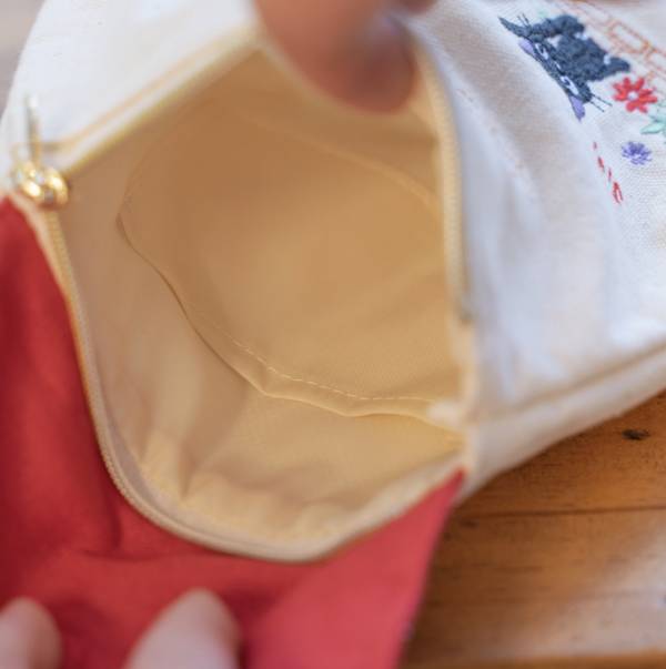 宮崎駿 魔女宅急便刺繡造型 化妝包/收納包 台南好玩.日本商品.日本正版.日本代購.日本雜貨.龍貓娃娃.宮崎駿周邊商品.魔女宅急便.神隱少女.無臉男.霍爾移動城堡.波妞.史努比.角落生物.拼圖.Peko牛奶妹.迪士尼.