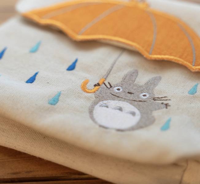 宮崎駿 龍貓刺繡造型化妝/收納包 台南好玩.日本商品.日本正版.日本代購.日本雜貨.龍貓娃娃.宮崎駿周邊商品.魔女宅急便.神隱少女.無臉男.霍爾移動城堡.波妞.史努比.角落生物.拼圖.Peko牛奶妹.迪士尼.