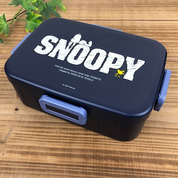 『日本製』PEANUTS史努比/SNOOPY 4邊扣環 大容量便當盒 台南好玩.日本商品.日本正版.日本代購.日本雜貨.龍貓娃娃.宮崎駿周邊商品.魔女宅急便.神隱少女.無臉男.霍爾移動城堡.波妞.史努比.角落生物.拼圖.Peko牛奶妹.迪士尼