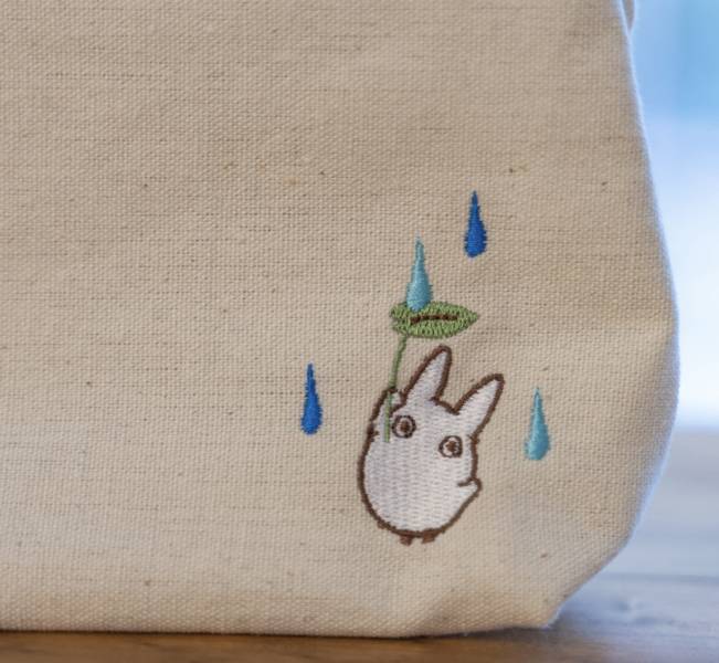宮崎駿 龍貓刺繡造型化妝/收納包 台南好玩.日本商品.日本正版.日本代購.日本雜貨.龍貓娃娃.宮崎駿周邊商品.魔女宅急便.神隱少女.無臉男.霍爾移動城堡.波妞.史努比.角落生物.拼圖.Peko牛奶妹.迪士尼.