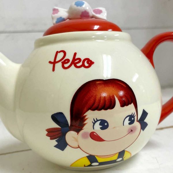 不二家Peko牛奶妹 懷舊立體糖果造型陶瓷茶壺/泡茶壺/花茶壺/奶茶壺 台南好玩.日本商品.日本正版.日本代購.日本雜貨.龍貓娃娃.宮崎駿周邊商品.魔女宅急便.神隱少女.無臉男.霍爾移動城堡.波妞.史努比.角落生物.拼圖.Peko牛奶妹.迪士尼