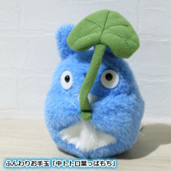宮崎駿 龍貓 軟毛持葉子藍龍貓 手掌偶/絨毛玩偶 台南好玩.日本商品.日本正版.日本代購.日本雜貨.龍貓娃娃.宮崎駿周邊商品.魔女宅急便.神隱少女.無臉男.霍爾移動城堡.波妞.史努比.角落生物.拼圖.Peko牛奶妹.迪士尼