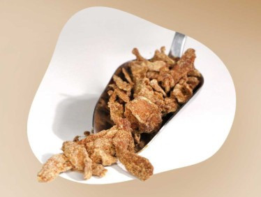 乾燥切片草本茶原料置於白色容器中，呈現自然色澤與原始質地，展現茶飲素材細節