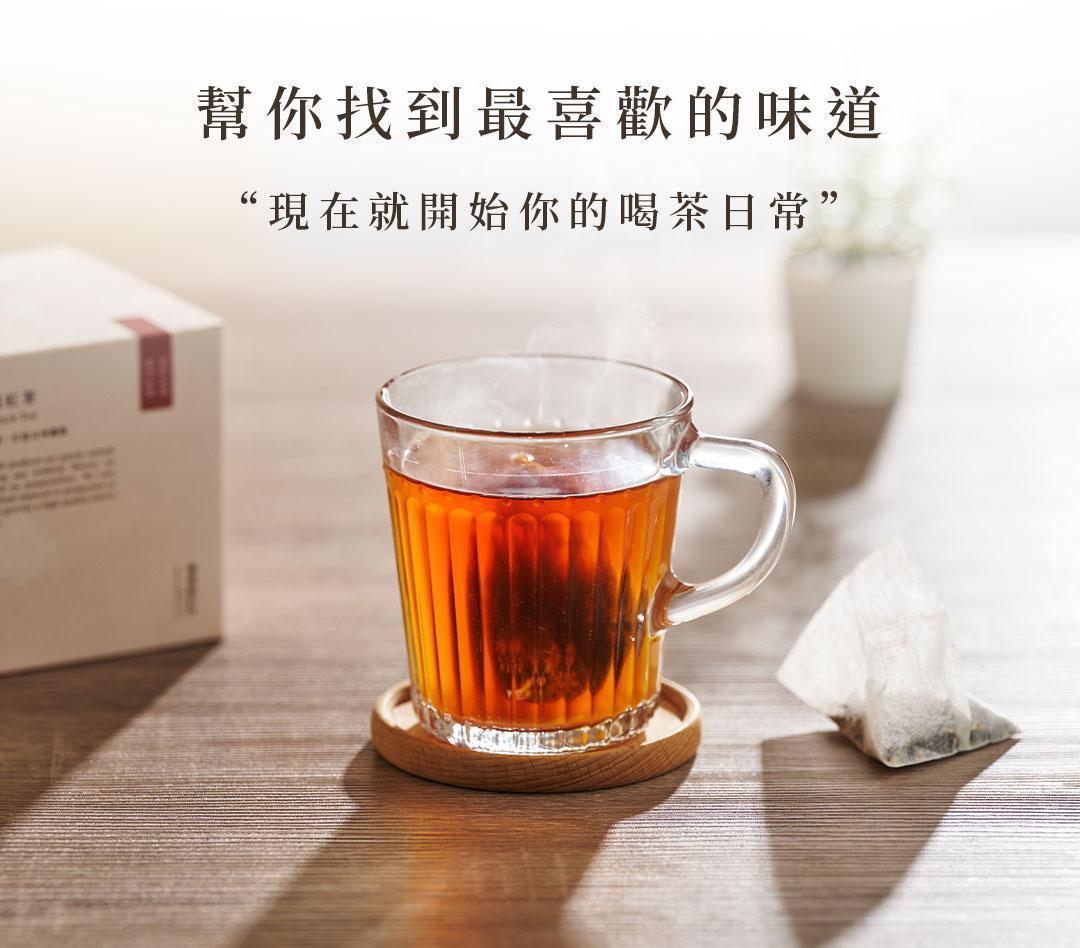 玻璃杯沖泡茶包呈現琥珀色茶湯與蒸氣的日常喝茶情境