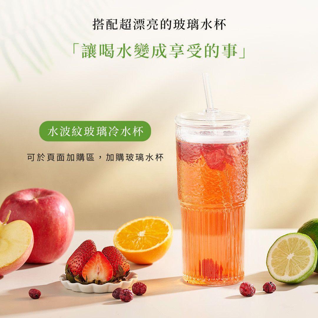 檸檬果乾水搭配水波紋玻璃冷水杯展示，呈現清爽檸檬水果飲品