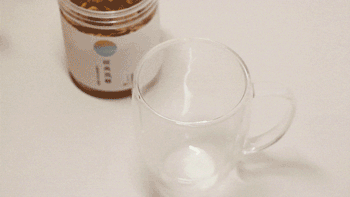 透明玻璃杯搭配暖暖原片薑茶，呈現簡約自然的日常飲用風格