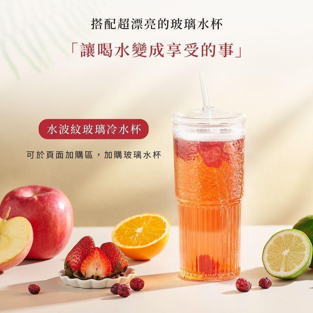 水波紋玻璃冷水杯搭配果乾水，呈現透明杯身與果香飲品的日常飲水情境