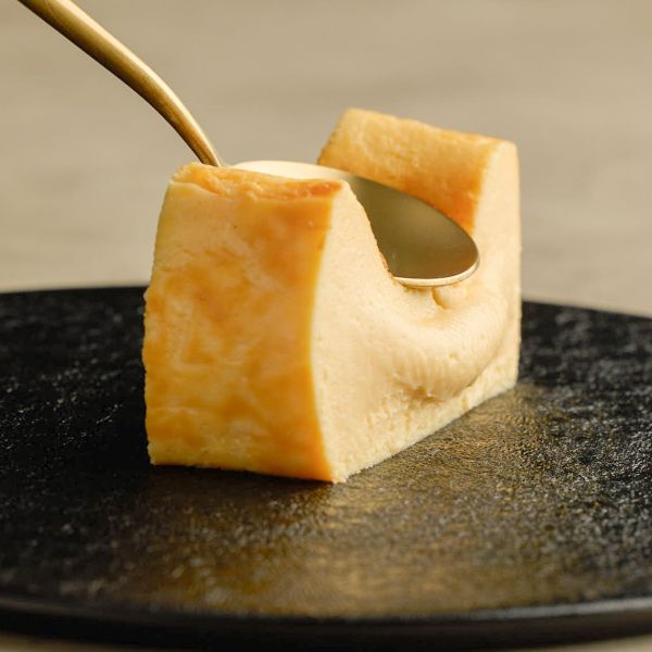 Ukai 北海道生乳酪蛋糕 北海道生乳捲, Hokkaido Roll Cake, 生乳捲, 北海道甜點, 北海道奶霜, 生乳蛋糕, 生乳捲推薦, 冷凍蛋糕, 精緻甜點, 下午茶蛋糕, 中秋蛋糕, 節慶蛋糕, 宅配甜點, 入口即化甜點, 乳酪蛋糕推薦, 送禮甜點, 節慶送禮, 蛋糕禮盒, 企業送禮, 送禮推薦, 創意蛋糕, 手工甜點, 高級甜點, 日式甜點, 十勝奶霜, 四葉乳酪, 奶香蛋糕, 精緻糕點, 團購甜點