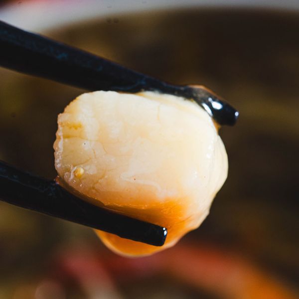 八珍海鮮魚翅羹750g 八珍海鮮魚翅羹以古法慢燉熬製,白菜、魚翅、蝦仁、海灣貝、香菇、豬肉絲（台灣）、蟲草花、金針菇、滑子菇、木耳絲、竹筍絲