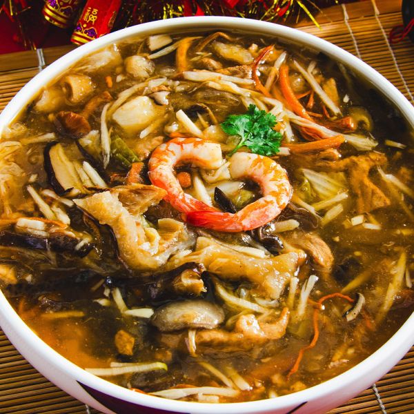 八珍海鮮魚翅羹750g 八珍海鮮魚翅羹以古法慢燉熬製,白菜、魚翅、蝦仁、海灣貝、香菇、豬肉絲（台灣）、蟲草花、金針菇、滑子菇、木耳絲、竹筍絲