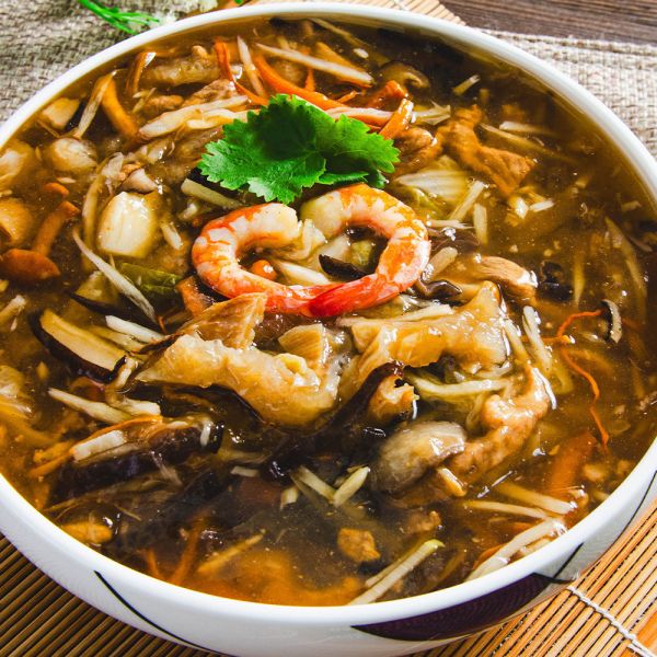 八珍海鮮魚翅羹750g 八珍海鮮魚翅羹以古法慢燉熬製,白菜、魚翅、蝦仁、海灣貝、香菇、豬肉絲（台灣）、蟲草花、金針菇、滑子菇、木耳絲、竹筍絲