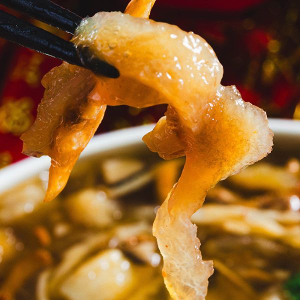 八珍海鮮魚翅羹750g 八珍海鮮魚翅羹以古法慢燉熬製,白菜、魚翅、蝦仁、海灣貝、香菇、豬肉絲（台灣）、蟲草花、金針菇、滑子菇、木耳絲、竹筍絲