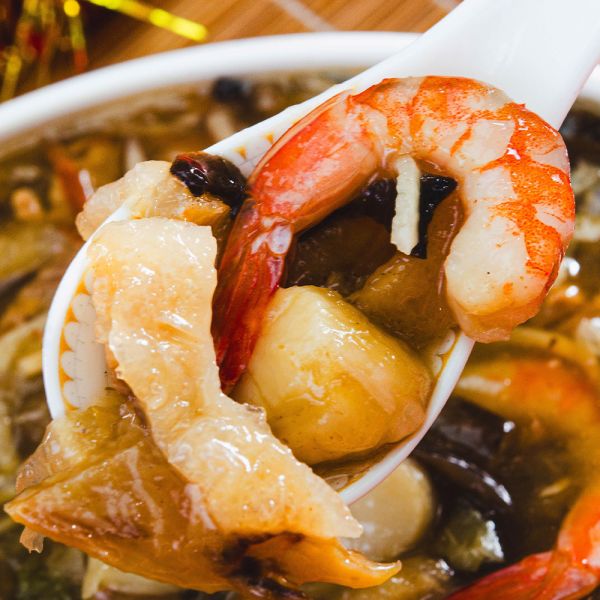 八珍海鮮魚翅羹750g 八珍海鮮魚翅羹以古法慢燉熬製,白菜、魚翅、蝦仁、海灣貝、香菇、豬肉絲（台灣）、蟲草花、金針菇、滑子菇、木耳絲、竹筍絲