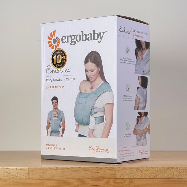 【ergobaby】Embrace 環抱二式初生嬰兒背帶柔軟透氣款 (豆綠色) ergobaby,嬰兒背巾,揹巾,揹帶,背帶,新生兒,Embrace,吸汗面料,Soft Air Mesh,人體工學,三種背法,空氣網眼