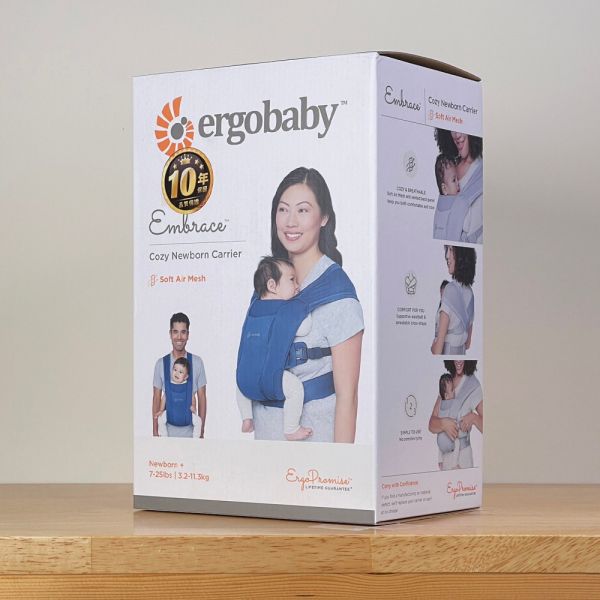 【ergobaby】Embrace 環抱二式初生嬰兒背帶柔軟透氣款 (藍色) ergobaby,嬰兒背巾,揹巾,揹帶,背帶,新生兒,Embrace,吸汗面料,Soft Air Mesh,人體工學,三種背法,空氣網眼