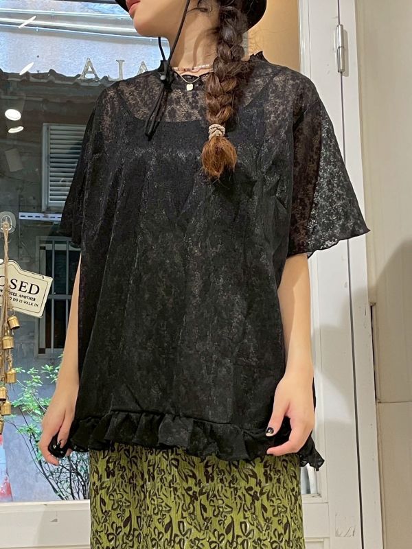 滿版波浪小花木耳捲邊長版透膚短袖上衣 