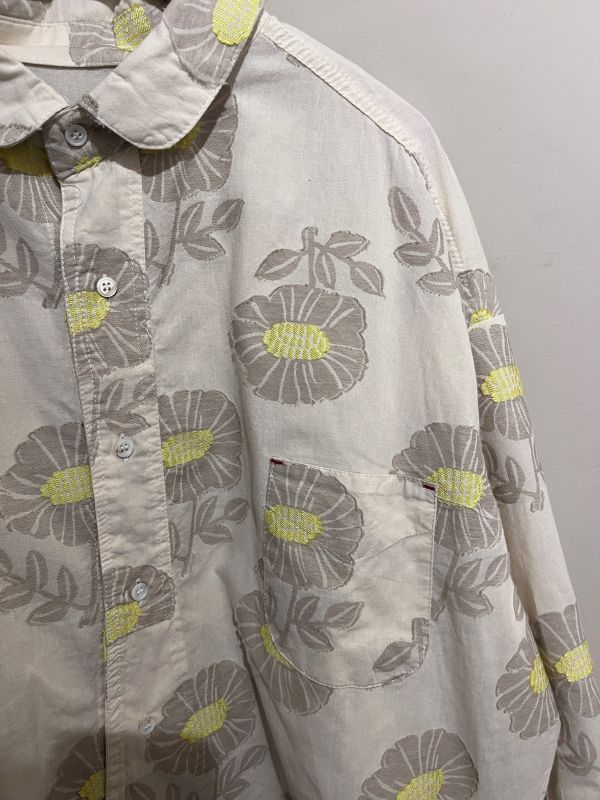 米色滿版立體花朵襯衫 