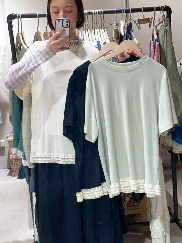 涼感親膚壓紋下擺蕾絲拼接短袖上衣 