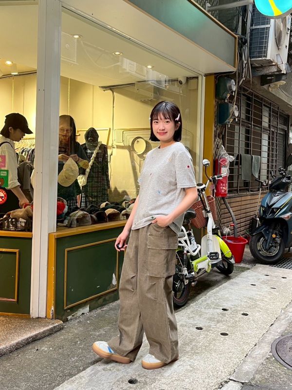 水洗色膝車線打摺銀釦翻蓋口袋後鬆緊腰直筒牛仔褲 