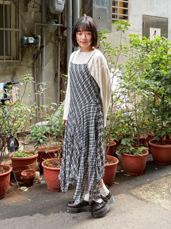 抓褶皺設計不規則下擺格紋細肩帶洋裝 