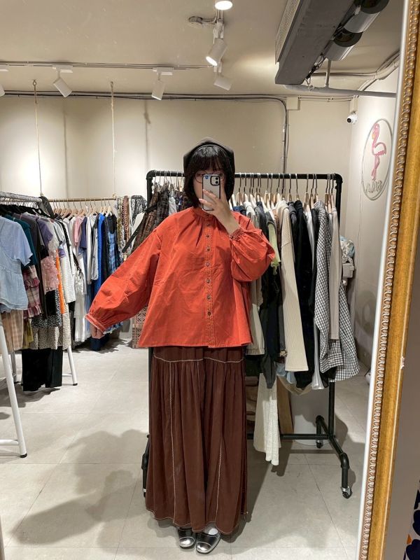 橘紅領口抓皺蕾絲拼接泡泡袖襯衫 