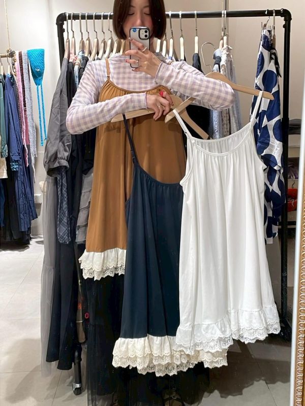 棉質素色下擺雙層蕾絲荷葉拼接吊帶背心 