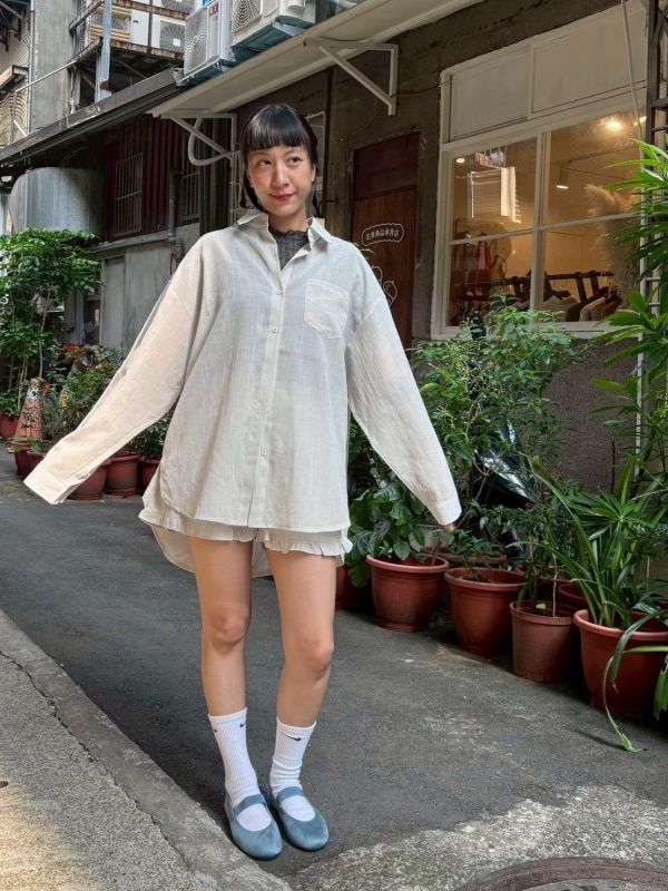 棉麻涼感寬版側圓弧開衩襯衫+抽繩下擺荷葉滾邊短褲 