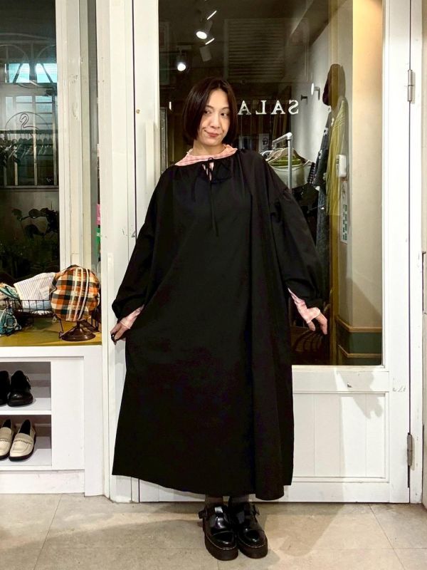 黑色寬版落肩澎澎袖綁帶洋裝 