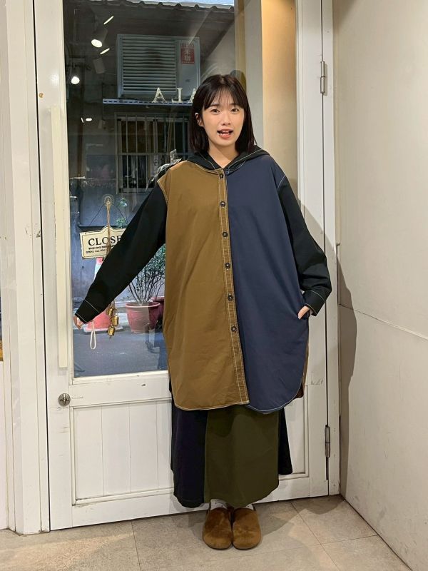 工裝撞色拼接兩側口袋側開衩前短後長連帽大衣 