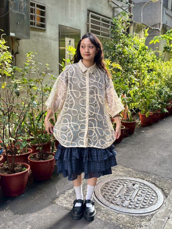 捲捲麵條方格挺版透膚外搭襯衫 