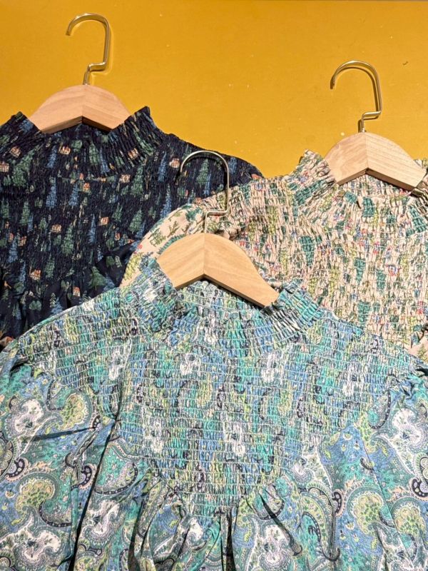 滿版圖騰皺皺彈力布拼接長袖上衣 