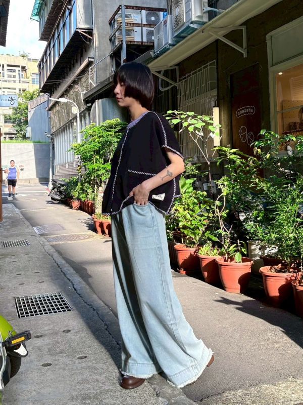 中低腰褲腳拼接抽蓄不收邊牛仔褲 