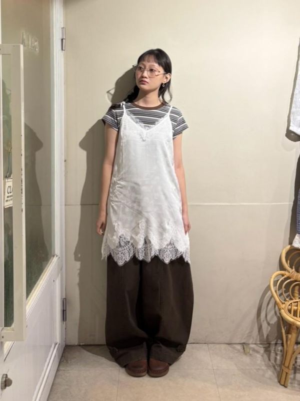 蕾絲雕花v字光澤緞面吊帶背心 