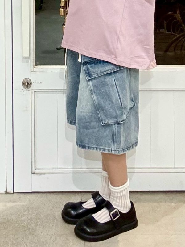 斜翻開立體大口袋白色綁帶五分牛仔寬褲 