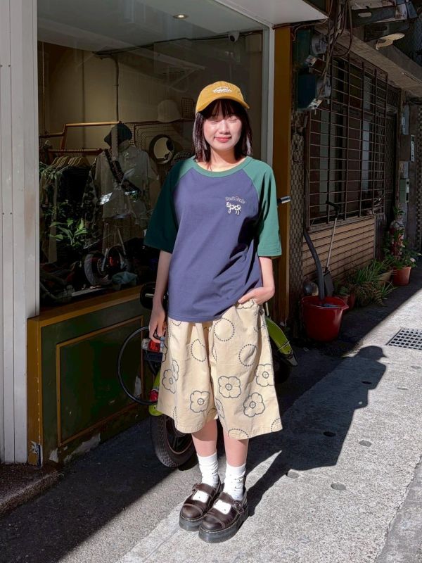 立體刺繡動物後背英文字撞色圓領上衣 